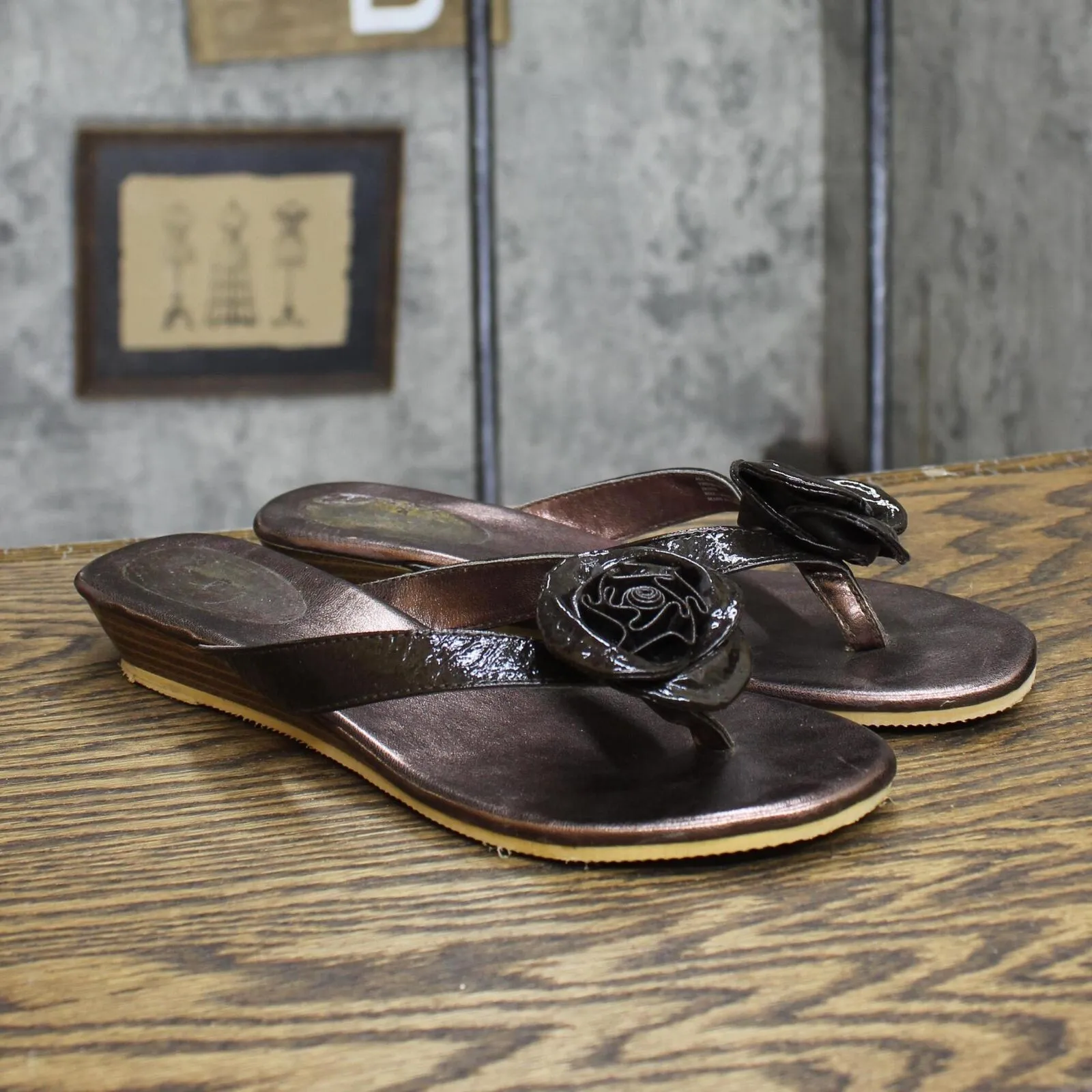 Rampage Womens Vintage Rose Thong Sandals 167417421b3565 Brown Patent 6.5M