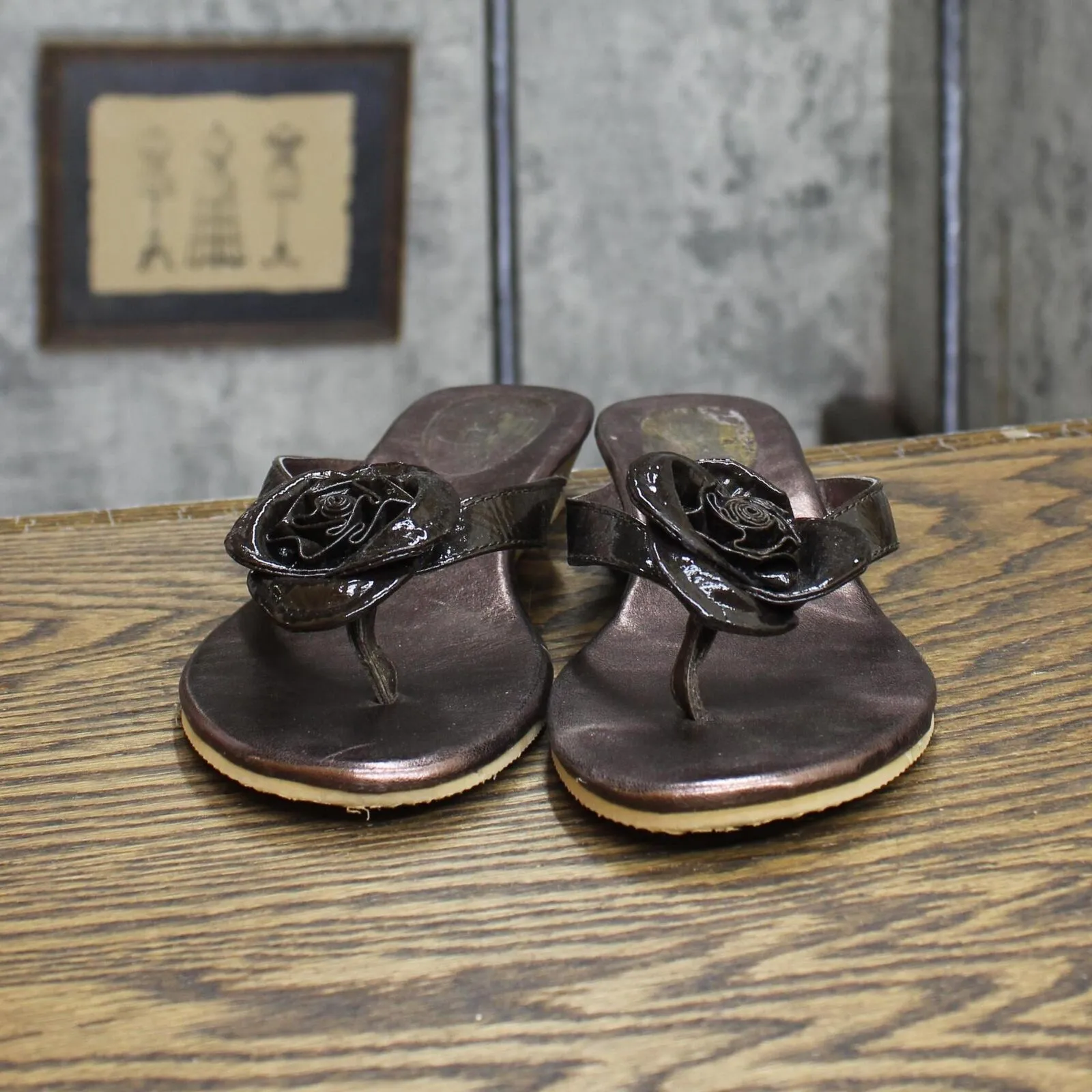Rampage Womens Vintage Rose Thong Sandals 167417421b3565 Brown Patent 6.5M