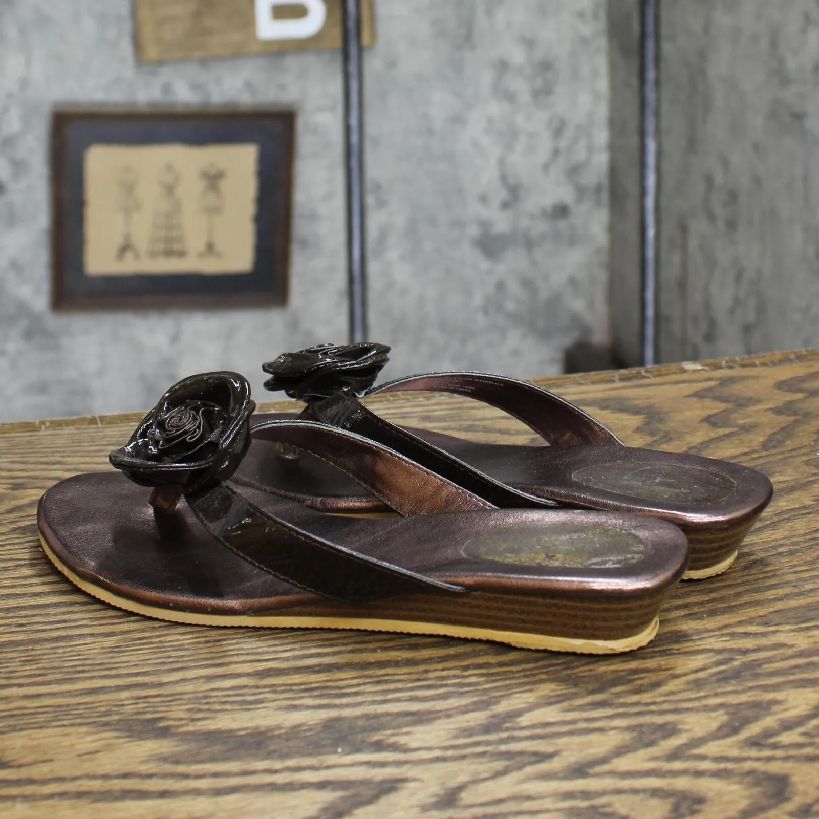 Rampage Womens Vintage Rose Thong Sandals 167417421b3565 Brown Patent 6.5M